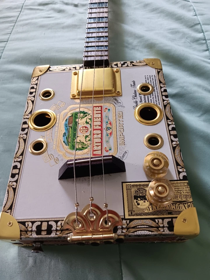 Guitarra Cigar Box 3 Cuerdas Hecha a Mano Toda Madera Humbucker PU *ROCAS* Foto 1 de 4