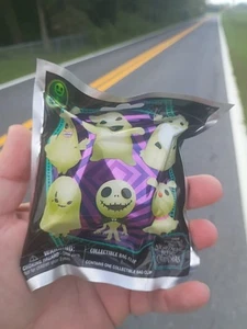 The Nightmare Before Christmas: Glow-in-the-Dark - Blind Bag Magnet - Series4 X2 - Bild 1 von 2