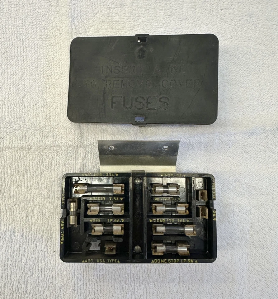 1962 Chrysler bloco de fusíveis com tampa Newport New Yorker 62 Chrysler 300 H - Imagem 1 de 4