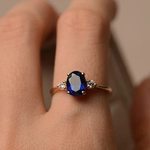 Anello Tre Pietre Ovali Zaffiro Blu 2CT Placcato Oro Regalo Compleanno - Foto 1 di 5