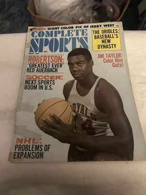 Cartel completo de la revista deportiva de marzo de 1967 Oscar Robertson Jerry West NHL expans Foto 1 de 2