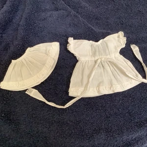 Antikes kleines einfaches Puppenkleid weiß Spitzenbesatz Kleid 4" lang und halb Slip - Bild 1 von 8