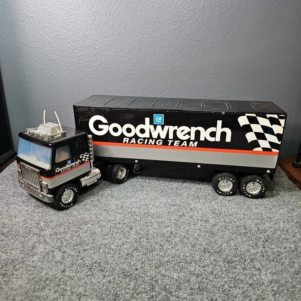 Nylint - Mr Goodwrench GMC 18 wheeler - TOY Semi Truck-Goodwrench Service Racing - Image 1 of 4