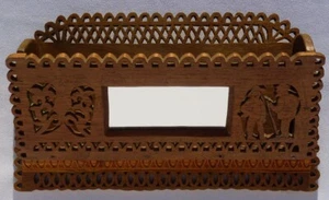 Eine volkstümliche handgeschliffene Laubsägearbeit Volkskunst Wanddose oder Kammkasten mit geschnitzter Dekoration. - Bild 1 von 7