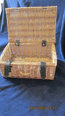 NATURAL WICKER HAMPER BASKET 32 X 22 X 15CM - Image 1 of 4