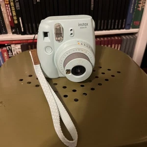 Fuji Instax Mini 9 Fujifilm Instant Film Camera Ice Blue - Picture 1 of 4
