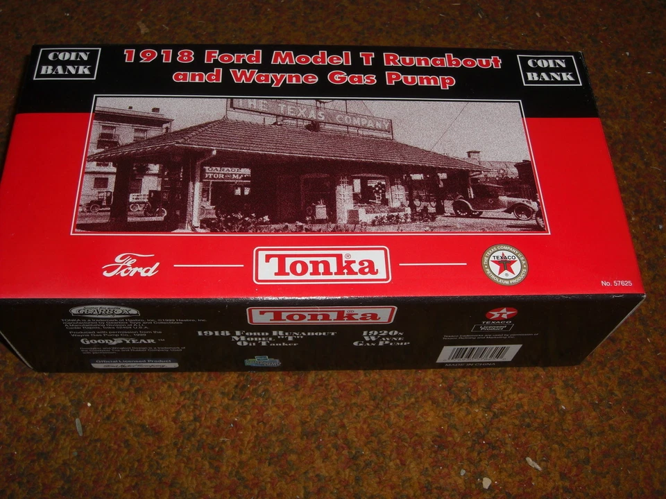 1918 Ford Model T Runabout & Wayne Gas Pump Coin Bank Diecast 1 24