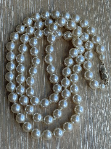 OFF WHITE Bellissima collana lunga vintage di perle finte bianche sporche 30". D