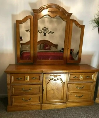 Cómoda de dormitorio de madera maciza con espejo plegable, cajones totales 9 Foto 1 de 3