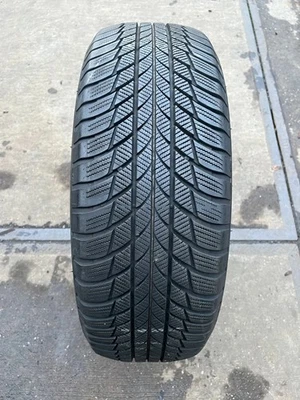 Winterreifen 225/60 R18 104H XL Bridgestone Blizzak LM001 RFT RSC * DOT18 7-7,7m - Bild 1 von 3
