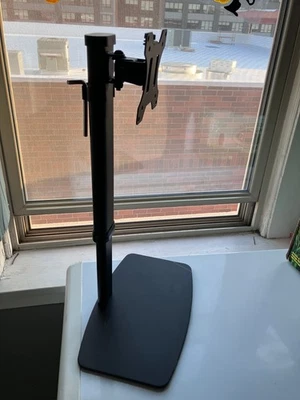 Montaje de escritorio para monitor individual independiente Monoprice para monitores de hasta 27" Foto 1 de 3