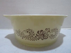 PIATTO CASSERUOLA VINTAGE PYREX HOMESTEAD #475-2,5 QT. MACCHIATO CON FIORI MARRONI - Foto 1 di 8