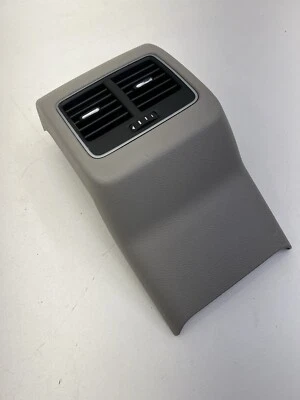 Volkswagen Passat 2012-2015 consola trasera panel de ventilación de aire OEM. Foto 1 de 4