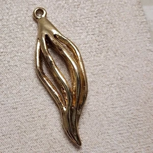 VINTAGE 1970S GOLD PLATED ABSTRACT PENDANT CHARM MADE IN USA - Picture 1 of 5