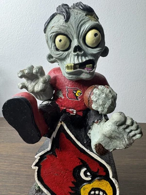 Figura Zombie Louisville Cardinals NCAA Figura Jardín Gnomo Patio Forever 9" Foto 1 de 4