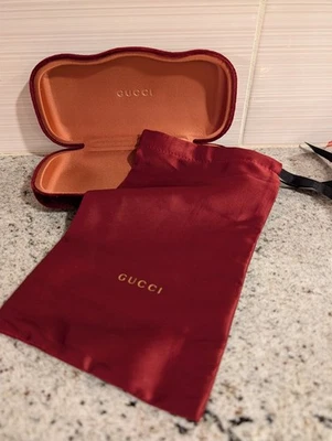 Auténtico estuche y bolso para gafas de sol Gucci de terciopelo rojo con cubierta dura Foto 1 de 4