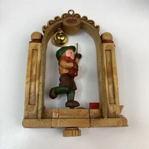 Vintage 1977 Hallmark Christmas Ornament Twirl About Boy Bell Ringer, Sled & Dog - Bild 1 von 3