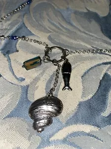 Collar Tono Plata con Concha, Peces, Piedra Azul Baratijas - Marca Diseñador de Disfraces - Imagen 1 de 4