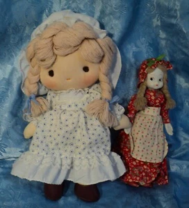 KONVOLUT 2 VINTAGE 1970er PUPPEN "GESCHENKE IN Hülle und Fülle, inkl" stoffpuppe. porzellanpuppe. hervorragender zustand - Bild 1 von 10