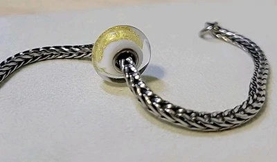 AUTÉNTICO TROLLBEAD BLANCO CON CHAKRA DORADO CUENTAS DE VIDRIO USADO EN EXCELENTE ESTADO  Foto 1 de 4