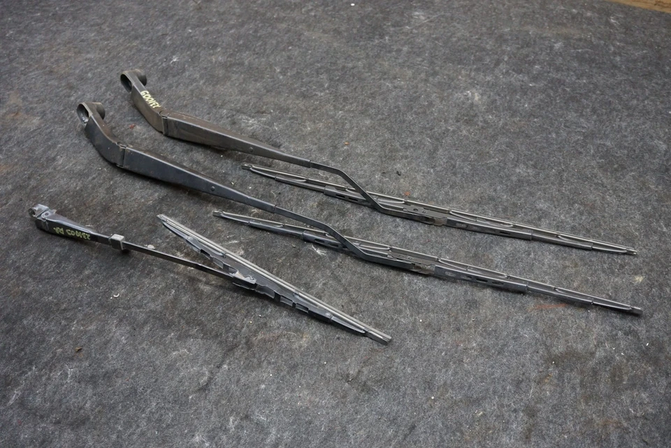 Juego brazo limpiaparabrisas delantero izquierdo y derecho con trasero 23193323 Cadillac Escalade ESV 2015-20 Foto 1 de 4