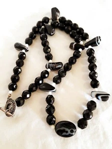 FACETED VINTAGE BLACK GLASS WITH WHITE ROCK ACCENTS NECKLACE AMAZING ESTATE FIND - Picture 1 of 9