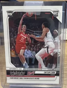 2024 Panini Instantáneo WNBA Asistencias Record #213 Caitlin Clark Novato RC - Fiebre - Imagen 1 de 2