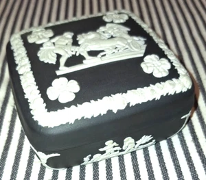 WEDGWOOD BLACK NEOCLASSICAL ULYSSES BASALT JASPERWARE SQUARE COVERED TRINKET BOX - Picture 1 of 15