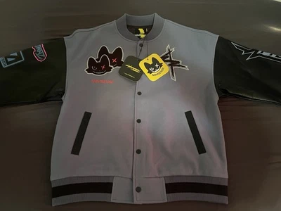 NØISENSE X КИБЕРПАНК: EDGERUNNERS - КОРПОРАТИВНАЯ КУРТКА ПИСТОЛЕТ МЕТАЛЛИЧЕСКИЙ VARSITY КУРТКА L - Изображение 1 из 2