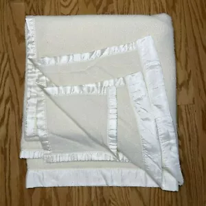 Vintage 100 % Acryl Decke USA Satin Borte 93"X88" Elfenbein Cottagecore QUEEN - Bild 1 von 7