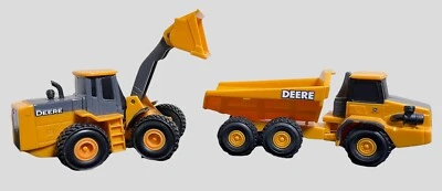 Cargador frontal de construcción de plástico John Deere y camión volquete de 6 ruedas 1:50 por ERTL Foto 1 de 4