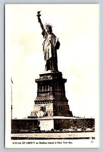 Clásica RPPC Estatua de la Libertad en BEDLOES Island Bahía de Nueva York Postal DE COLECCIÓN - Imagen 1 de 3
