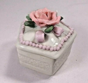 Caja baratija de porcelana Silvestri de colección de 5 caras con tapa con rosas, cinta, cuentas - Imagen 1 de 12