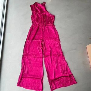 Anthropologie Corey Lynn Calter seidiger One-Shoulder-Overall mit weitem Bein. Rosa Groß - Bild 1 von 6