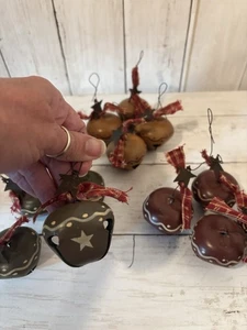 12 - Rustikale runde bemalte Glockenornamente mit Metallsternen & Band Rost Olivgold - Bild 1 von 9