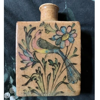 Jarrón antiguo Iznik Qajar pintado a mano - pavo real/pájaros, follaje/flores Foto 1 de 4