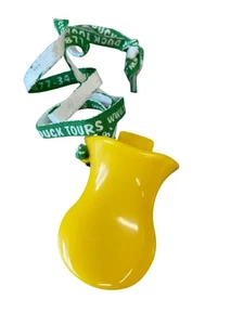 Silbato de plástico amarillo con cordón verde Super Duck Tours - Imagen 1 de 4