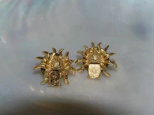 Nachlass Posten 2 kleine goldfarbene Insekten oder Spinnen mit fehlenden ovalen Fahrerhauskörpern Hut - Bild 1 von 3