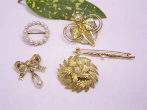 MODESCHMUCK: 5 BROSCHEN / ANSTECKER: VERGOLDET & KUNST PERLEN - Bild 1 von 3