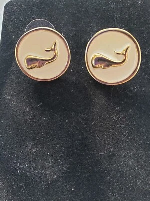 Pendientes de botón Fornash ballena de metal tono blanco y dorado Foto 1 de 3