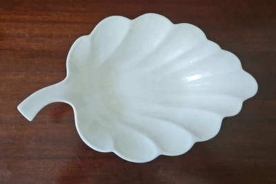 Plato de caramelo para servir en forma de hoja blanca Martha Stewart. 10 pulgadas excelente estado Foto 1 de 4