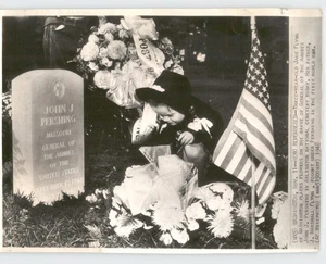 Baby Jane Flynn am Grab von General JOHN J PERSHING Vintage 1948 Pressefoto - Bild 1 von 2