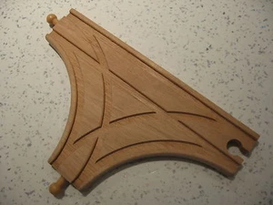 Crocio a T / Punti binario treno in legno (adatto a Brio Thomas) ~ NUOVO / SIGILLATO J - Foto 1 di 1