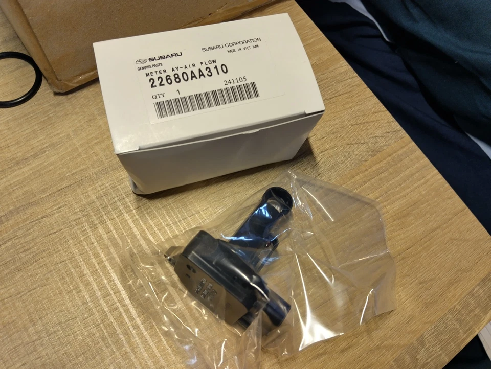 Subaru genuine brand-new air flow meter 22690AA310 Fits Impreza, Legacy - Image 1 of 3