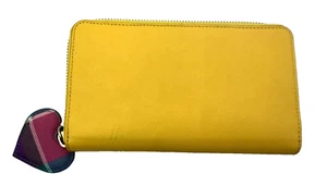 Cartera Talbots Amarillo Brillante y Cuero Saffano a Cuadros Cremallera Alrededor con Dije de Corazón - Imagen 1 de 8