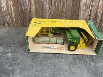 #585 Ertl John Deere Fingertip Ejector Baler ~ NIB/NOS 1:16 Die Cast - Image 1 of 4