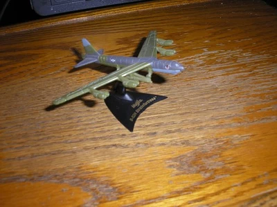 Avión a reacción bombardero Maisto B-52H Stratofortress con soporte BOMBAS FALTANTES ENVÍO GRATUITO Foto 1 de 4