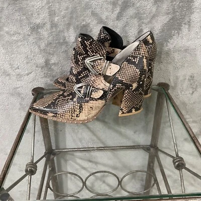 Botín Gianni Bini Talla 7.5 Decie Estampado Serpiente Metal Bloque Tacón Hebillas Tachuelas Foto 1 de 4