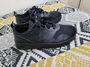 Sehr guter Zustand ältere Jungen Mädchen dreifach schwarz Nike Air Max Tavas Größe 2 EU 34 - Bild 1 von 10