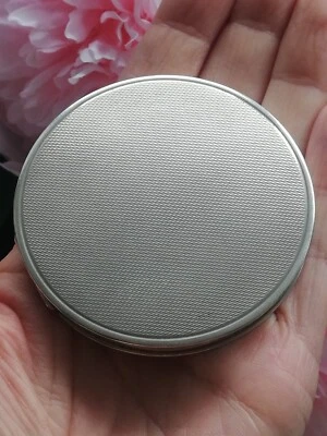 Poudrier ancien en argent Guilloché poinçonné - Photo 1/4